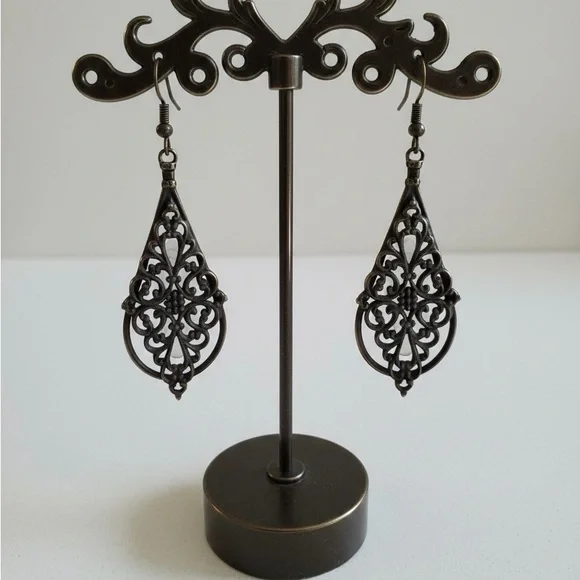 Elegant Black Filigree Earrings - Picture 4 of 5